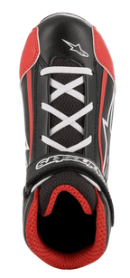 Zapatillas Alpinestars Youth Tech-1 K, zapatos de karting, negros, blancos y rojos, vista superior que muestra cordones cruzados blancos, correa de velcro negra con logotipo, forro de malla 3D roja, construcción de microfibra y malla duradera