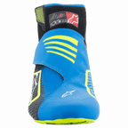 Zapatos Alpinestars Tech-1 KZ V2, zapatos de karting, negro, azul esmalte y amarillo flúor, vista frontal que muestra la parte superior de punto sin costuras, correa azul vibrante con detalles en amarillo y cuello del tobillo en negro.