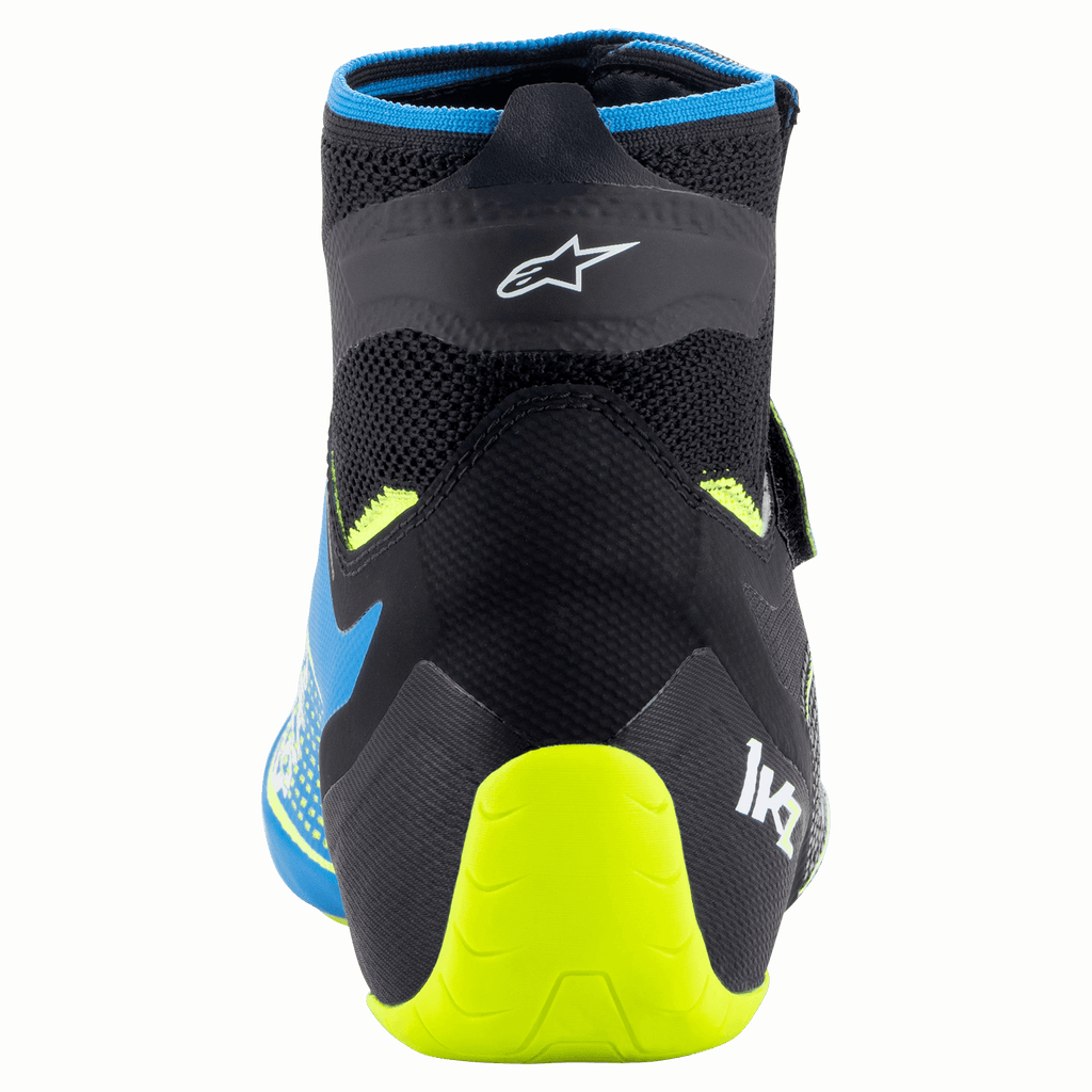 Alpinestars Tech-1 KZ V2, zapatos de karting, negro, azul esmaltado y amarillo fluo, vista trasera que muestra la construcción de tejido de punto superior, el logo de Alpinestars y el soporte del talón en amarillo fluo brillante