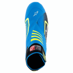 Zapatos Alpinestars Tech-1 KZ V2, calzado de karting, negro, azul esmalte y amarillo fluorescente, vista superior que muestra la parte superior de tejido de punto sin costuras, logotipo de Alpinestars en la puntera y cuello elástico para un ajuste seguro.
