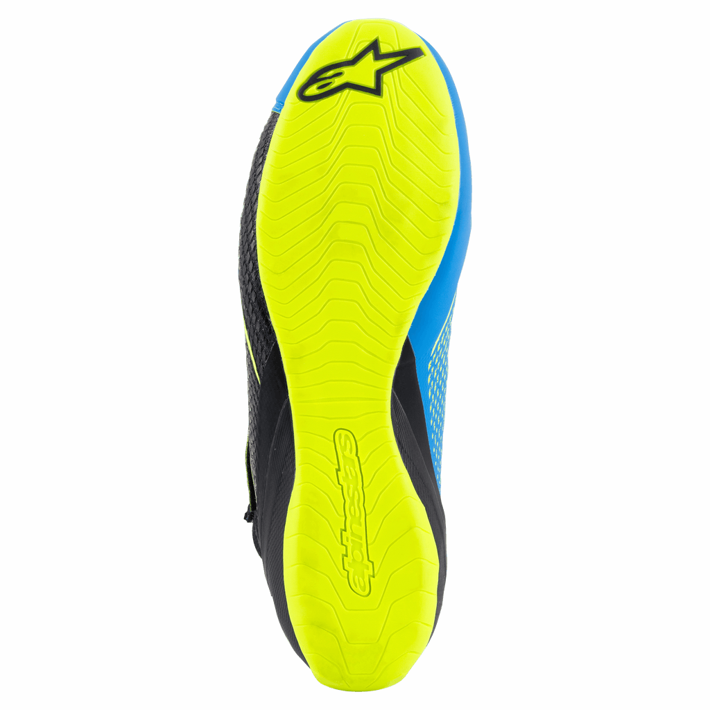 Zapatos de Karting Alpinestars Tech-1 KZ V2, negro, azul enamel y amarillo flúor, vista inferior de la suela de goma fina amarillo flúor, patrón de agarre texturizado con logotipos de Alpinestars, diseñada para sensibilidad con los pedales