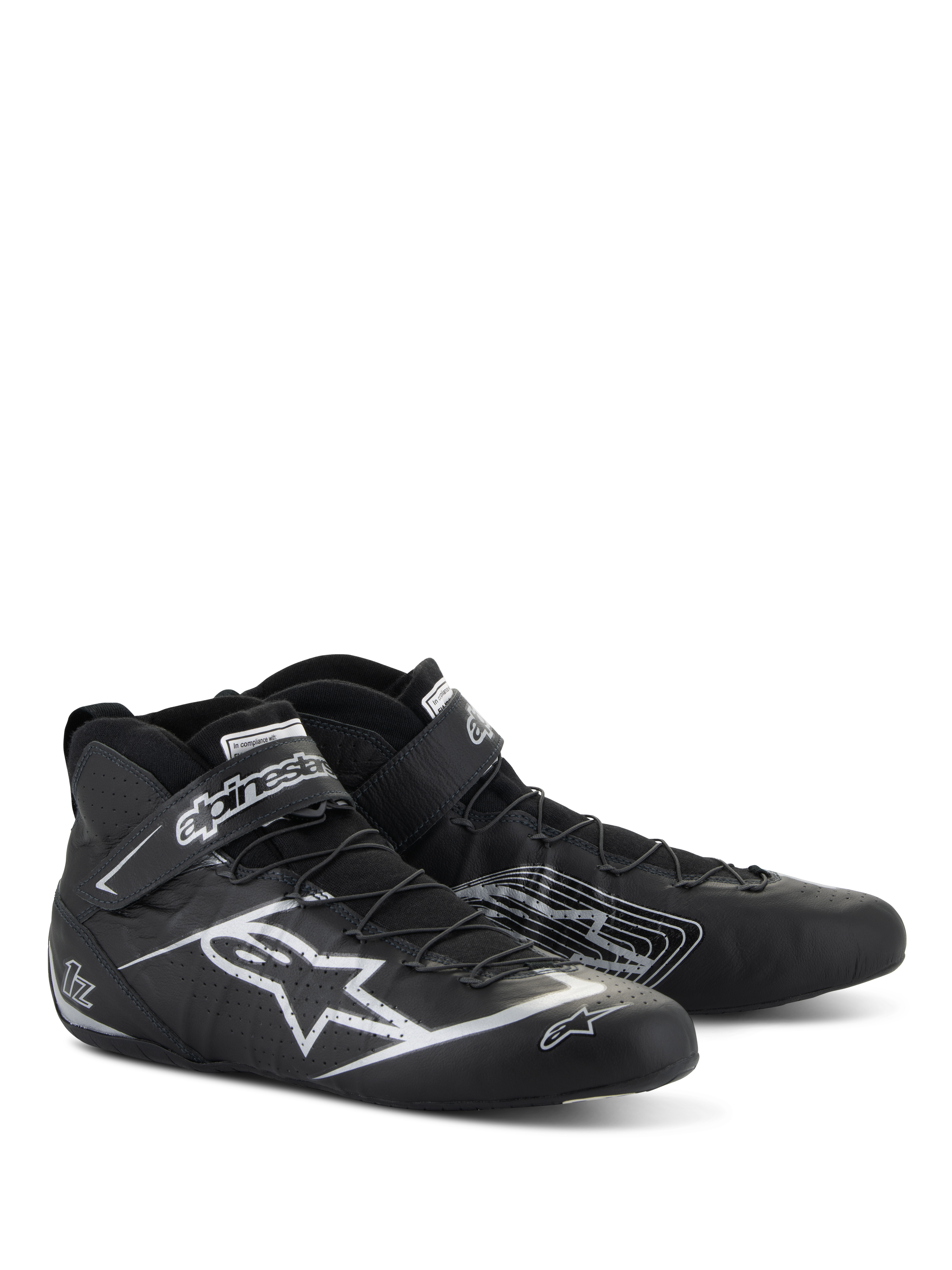Alpinestars Tech-1 Z V3 Shoes FIA, calzado para automovilismo, negro y plateado, cuero bovino premium con logo de la estrella Alpinestars en plata, perfil bajo elegante con sistema de cordones rápidos y correa de Velcro