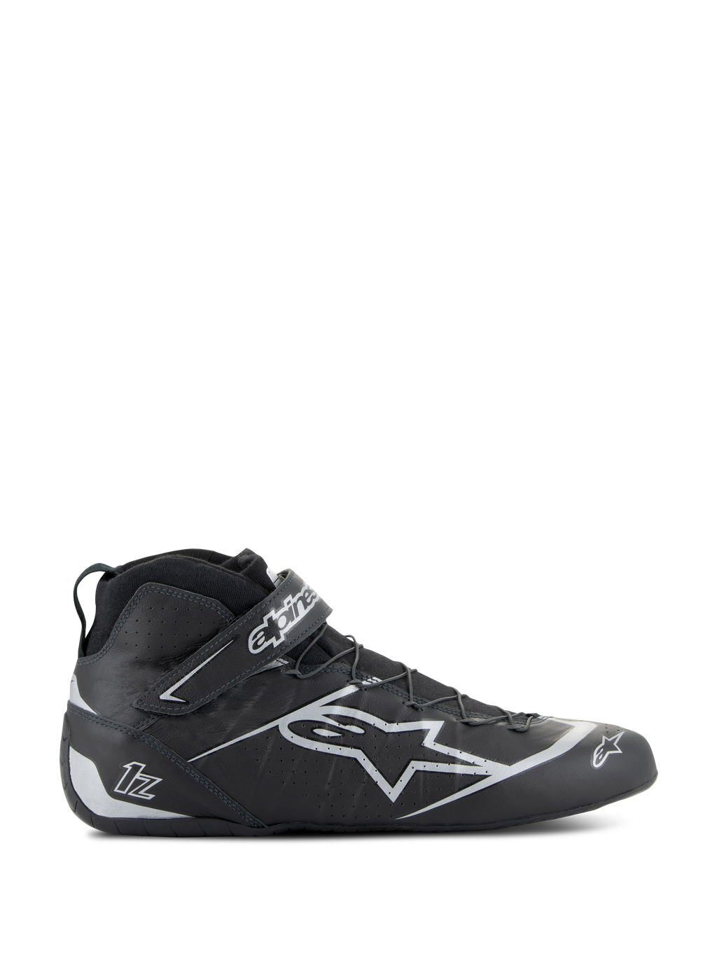 Alpinestars Tech-1 Z V3 Shoes FIA, zapatos de carreras en negro y plata, perfil lateral de diseño de caña alta con logotipo de estrella plateada, cierre de correa de velcro integrado, sistema de cordones rápidos, paneles de cuero perforados para transpirabilidad, calzado profesional para automovilismo con certificación FIA