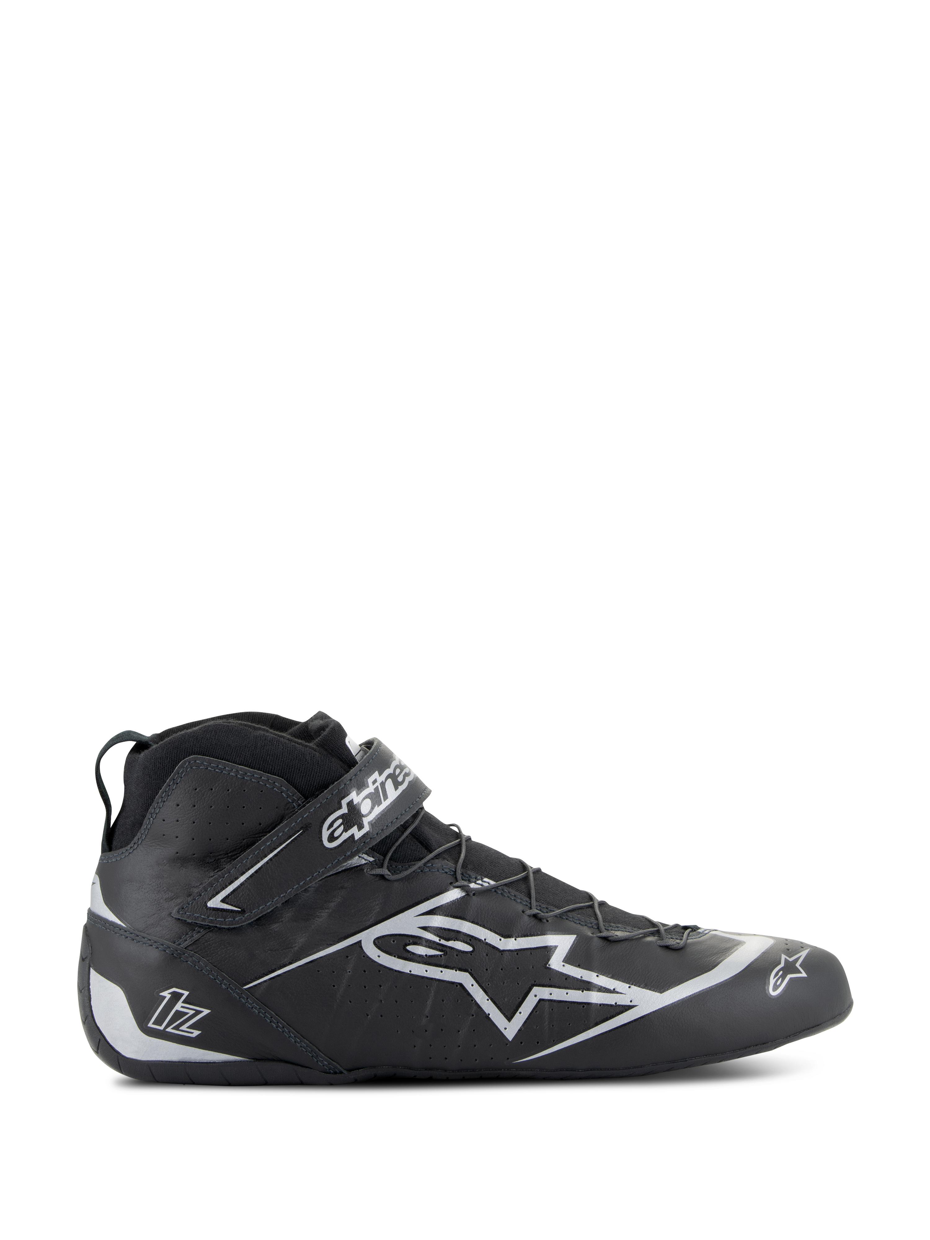 Alpinestars Tech-1 Z V3 Shoes FIA, zapatos de carreras en negro y plata, perfil lateral de diseño de caña alta con logotipo de estrella plateada, cierre de correa de velcro integrado, sistema de cordones rápidos, paneles de cuero perforados para transpirabilidad, calzado profesional para automovilismo con certificación FIA