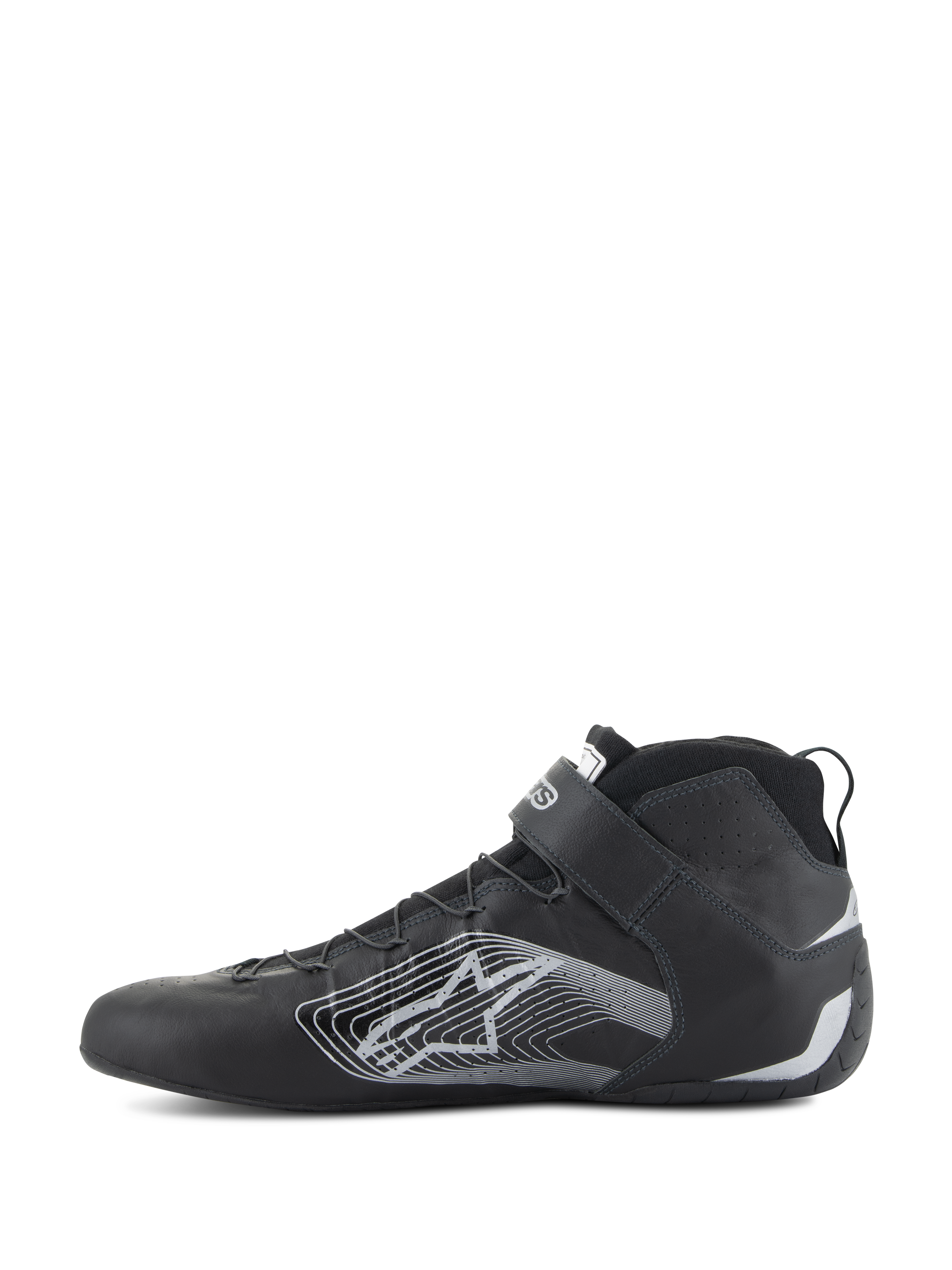 Alpinestars Tech-1 Z V3 Shoes FIA, zapatos de automovilismo en negro y plata, vista de perfil lateral, parte superior de cuero bovino premium con un gran logotipo de estrella estilizada en plata, correa de velcro en el tobillo y diseño elegante de caña alta para rendimiento profesional en deportes de motor