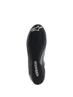 Alpinestars Tech-1 Z V3 Shoes FIA, vista de la suela del zapato de carreras negro y plata, con suela de goma fina inspirada en la F1 con dibujo asimétrico, logotipos blancos incluyendo el logo Astar y Alpinestars
