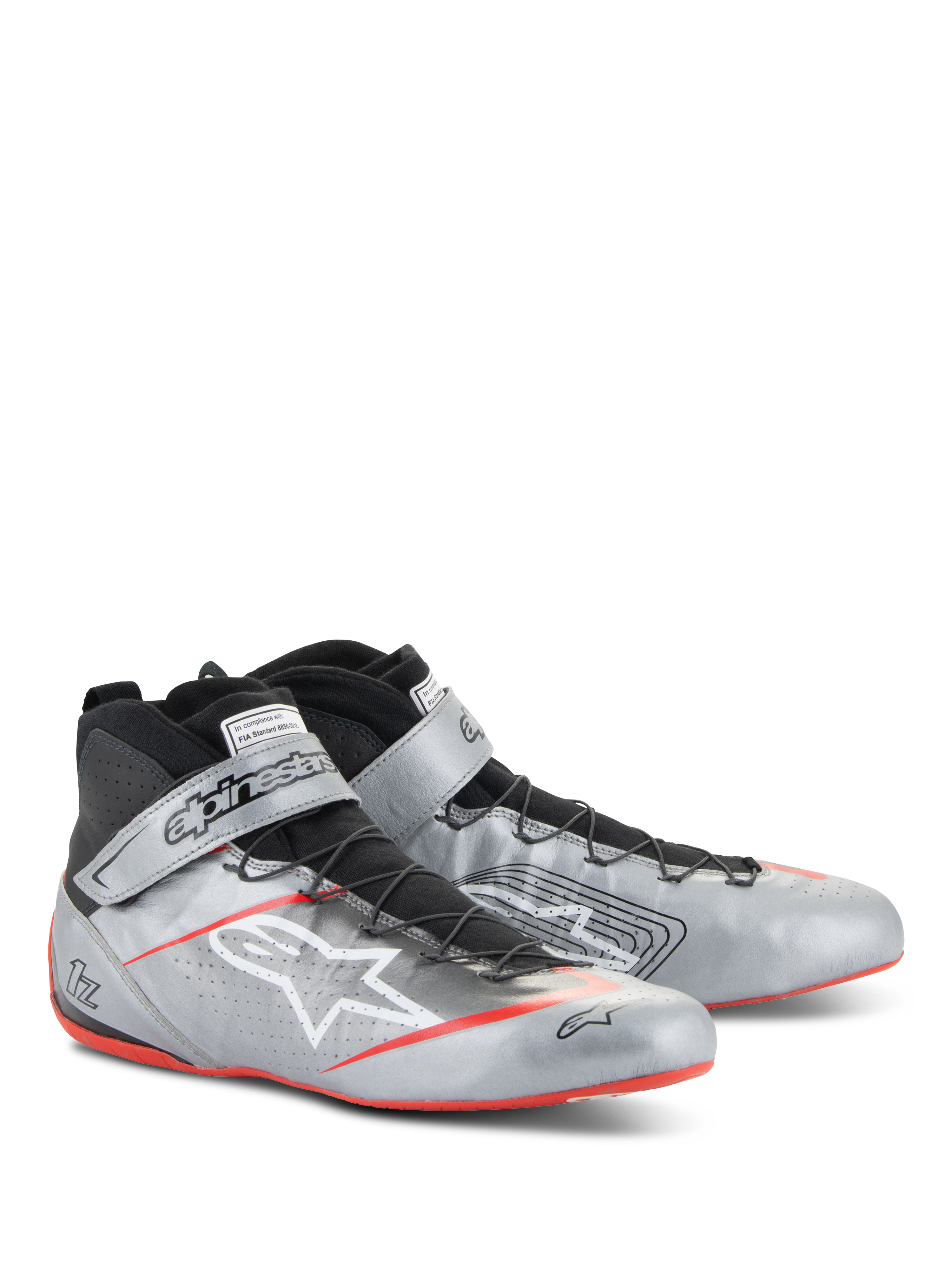 Alpinestars Tech-1 Z V3 Shoes FIA, zapatos de automovilismo, plata oscuro con detalles en negro y rojo, parte superior de cuero plateado metálico con sistema de cordones rápidos negros, correa de tobillo con la marca y detalles de suela roja delgada.