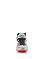 Alpinestars Tech-1 Z V3 Shoes FIA, zapatos de automovilismo, plata oscuro, negro y rojo, vista frontal con una parte superior de cuero plateado metalizado, sistema de cordones rápidos negros, detalles rojos en la punta, marca Alpinestars en la correa del tobillo y etiqueta de homologación FIA en la lengüeta