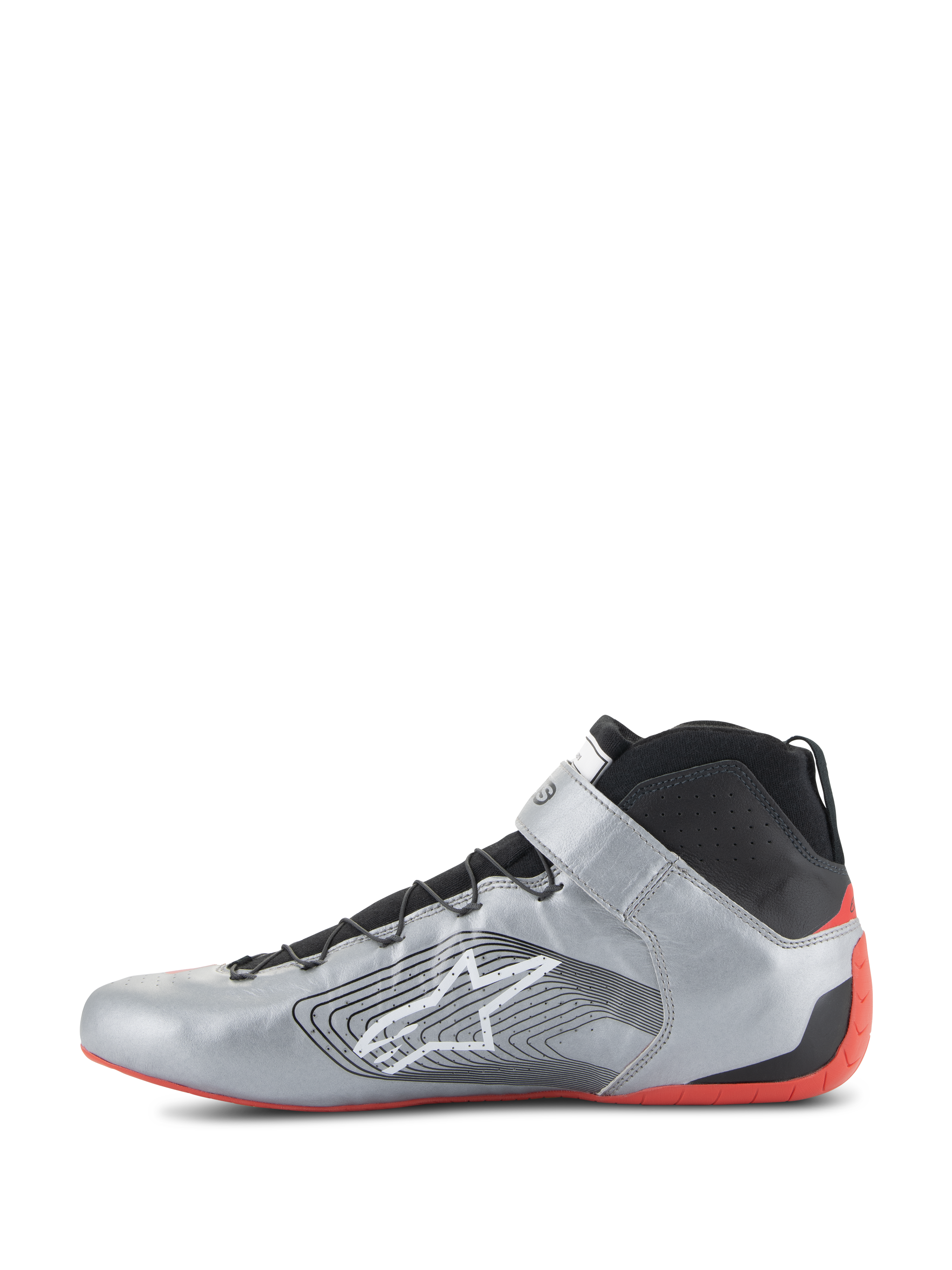 Alpinestars Tech-1 Z V3 Shoes FIA, zapatos de automovilismo, plata oscuro, negro y rojo, perfil lateral de un calzado de conducción profesional, parte superior de cuero plata metalizado con cuello de punto negro, con el logotipo blanco de Alpinestars y una suela de goma roja fina