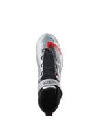 Alpinestars Tech-1 Z V3 Shoes FIA, zapatos de automovilismo, plateado oscuro con detalles en negro y rojo, vista superior que muestra el sistema de cordones rápidos, lengüeta de punto negra y acabado de cuero metálico con logotipos llamativos