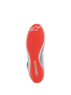 Alpinestars Tech-1 Z V3 Shoes FIA, calzado de automovilismo, plata oscuro, negro y rojo, vista inferior que muestra la suela de goma de color rojo brillante con logotipos de Alpinestars en blanco, dibujo asimétrico texturizado para un mejor agarre, detalles de cuero plateado en el lateral