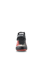 Zapatos Alpinestars Tech-1 Z V3 FIA, calzado de automovilismo, negro y rojo, vista frontal, con sistema de cordones rápido, correa de velcro en el tobillo con marca blanca y parte superior de cuero premium con detalles gráficos en rojo, calzado profesional para deportes de motor