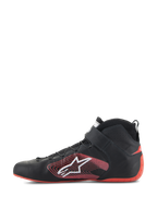 Alpinestars Tech-1 Z V3 Shoes FIA, zapatos de automovilismo, negro y rojo, vista de perfil lateral, confección en cuero premium con refuerzo del talón en rojo, logotipo Astars blanco con gráfico lineal rojo, correa en el tobillo y cordones finos