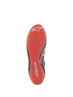Zapatos Alpinestars Tech-1 Z V3 FIA, vista inferior de la suela, goma texturizada en color rojo vibrante, patrón de dibujo asimétrico para un alto nivel de agarre y sensibilidad con los pedales, logotipo y nombre de Alpinestars en blanco