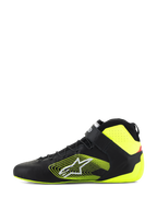Alpinestars Tech-1 Z V3 Shoes FIA, zapatos de automovilismo, negro y amarillo flúor, vista de perfil lateral, parte superior de cuero premium con sistema de cordones rápidos y correa en el tobillo, logotipo gráfico amarillo llamativo en el lateral, detalles en amarillo fluorescente en el talón y el cuello