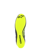 Zapatos Alpinestars Tech-1 Z V3 FIA, calzado de automovilismo, vista de la suela en amarillo flúor, con dibujo asimétrico y logotipo de Alpinestars en negro, suela de goma fina para máxima sensibilidad con los pedales y agarre