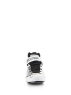 Zapatos Alpinestars Tech-1 Z V3 FIA, calzado profesional para carreras automovilísticas, blanco y negro, vista frontal que muestra el sistema de cordones rápidos y la correa de velcro superior con el logotipo de Alpinestars, parte superior de cuero perforado para mayor transpirabilidad.