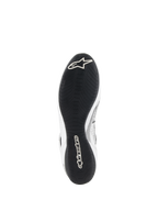 Alpinestars Tech-1 Z V3 Shoes FIA, zapatos de automovilismo, blanco y negro, vista inferior que muestra la suela de goma fina derivada de la F1 con dibujo asimétrico, logotipo blanco de Alpinestars en la puntera y marca en el talón
