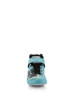 Zapatos Alpinestars Tech-1 Z V3 FIA, zapatos de automovilismo en azul cerceta claro, blanco y negro, vista frontal que muestra la parte superior de cuero premium, sistema de cordones rápidos y correa de velcro con marca en el tobillo