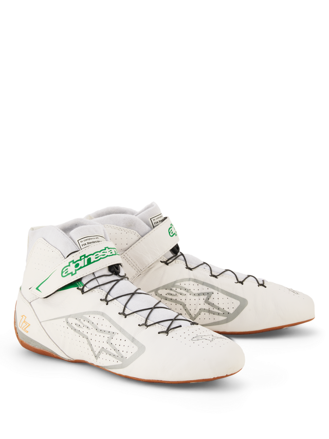 Alpinestars Tech-1 Z V3 Zapatillas FIA, zapatillas de carreras en blanco, verde, plateado y color caramelo, parte superior de cuero bovino perforado, sistema de cordones rápido con correa de logo verde, suela de goma fina para mayor sensibilidad con los pedales, calzado profesional para automovilismo