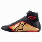 Zapatos Alpinestars Supermono V2 FIA, calzado para automovilismo, negro, dorado y rojo, vista de perfil lateral con una elegante construcción de cuero de una sola pieza, panel lateral dorado con logo de estrella negra, detalles en rojo y cuello elástico acanalado.