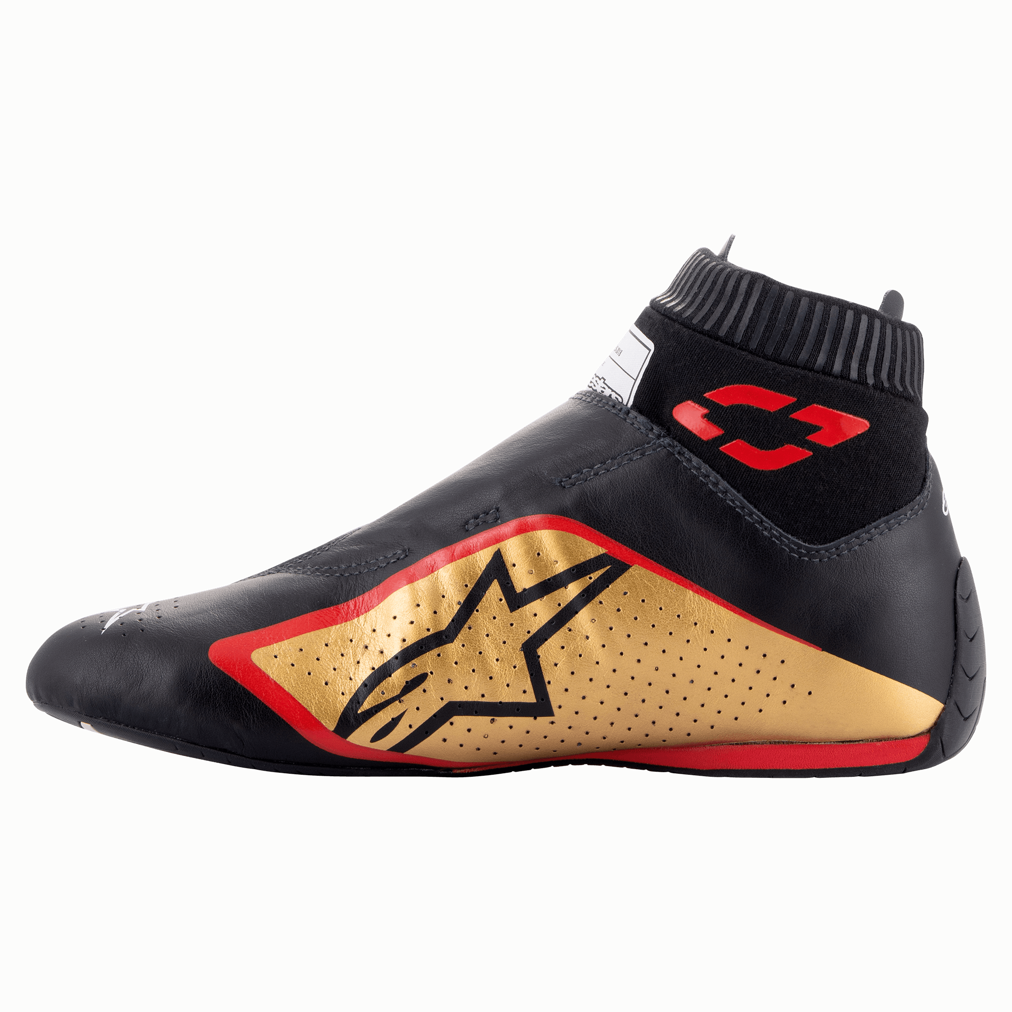 Zapatos Alpinestars Supermono V2 FIA, calzado para automovilismo, negro, dorado y rojo, vista de perfil lateral con una elegante construcción de cuero de una sola pieza, panel lateral dorado con logo de estrella negra, detalles en rojo y cuello elástico acanalado.
