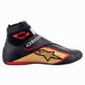 Alpinestars Supermono V2 Shoes FIA, zapatos de carreras, en negro, dorado y rojo, vista de perfil lateral que muestra la construcción de cuero con paneles perforados, logotipo de estrella dorada grande, cuello ignífugo elástico tipo calcetín y correa de cierre de velcro.