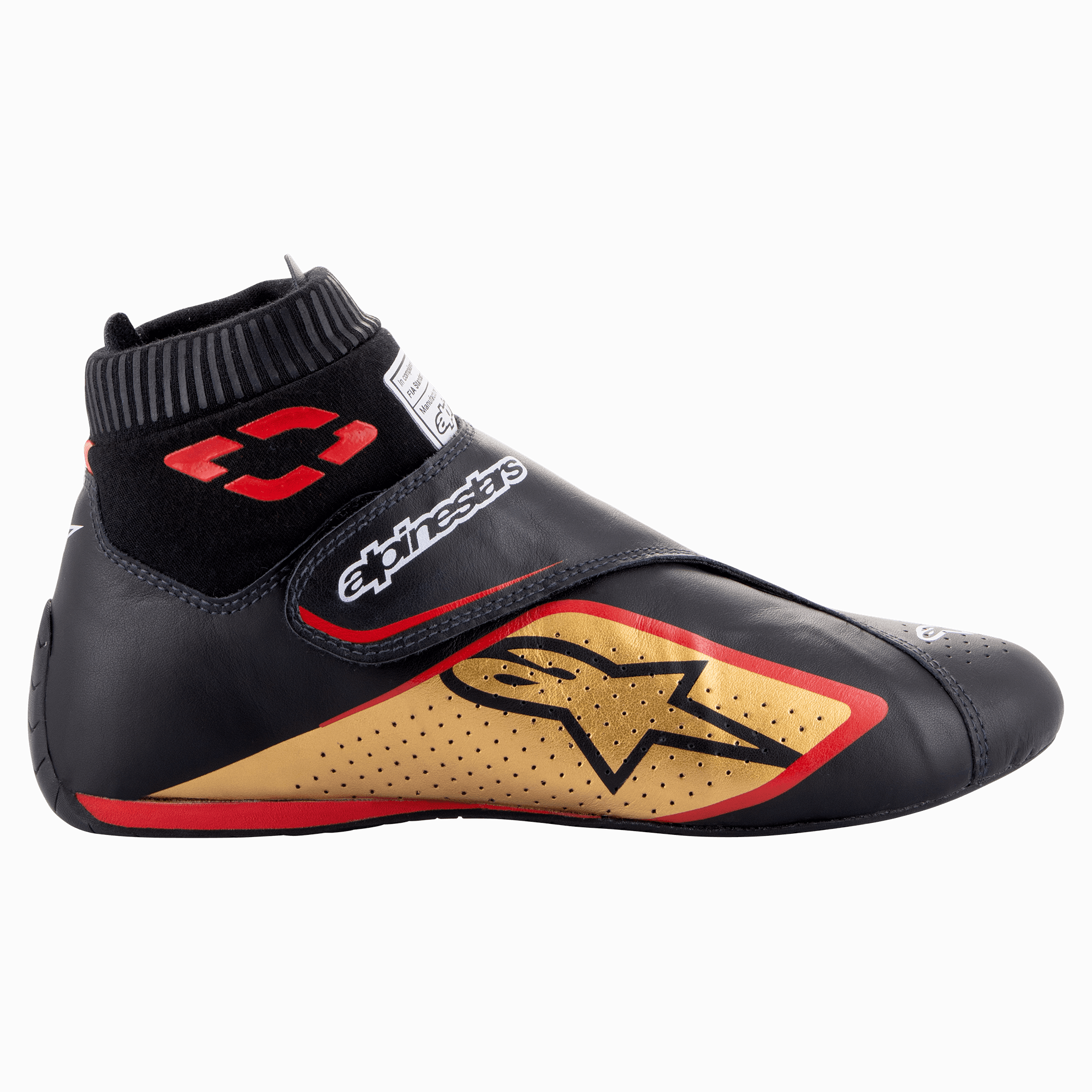 Alpinestars Supermono V2 Shoes FIA, zapatos de carreras, en negro, dorado y rojo, vista de perfil lateral que muestra la construcción de cuero con paneles perforados, logotipo de estrella dorada grande, cuello ignífugo elástico tipo calcetín y correa de cierre de velcro.