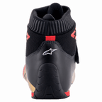 Alpinestars Supermono V2 Shoes FIA, vista trasera del talón del zapato de carreras, negro con logotipo de estrella blanca y detalles en rojo, con cuello ignífugo acanalado y construcción de cuero estilizada