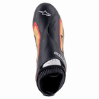 Zapatos Alpinestars Supermono V2 FIA, Negro Oro Rojo, vista superior de calzado de carreras ultraligero, cuero negro de primera calidad con detalles laterales en dorado y rojo, zonas perforadas para ventilación y logotipo de Alpinestars en la puntera.