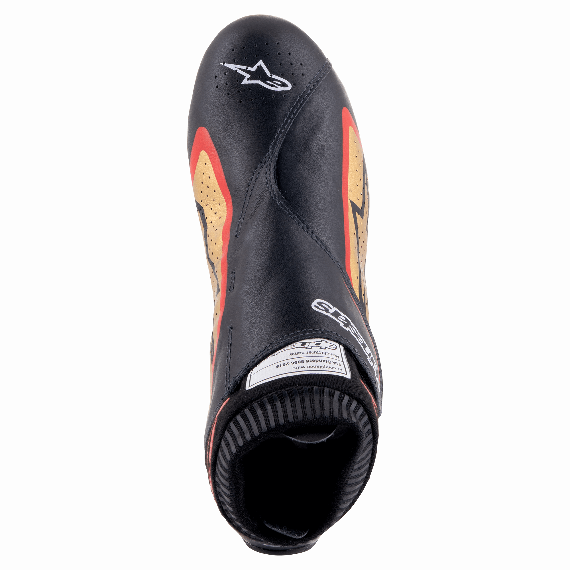 Zapatos Alpinestars Supermono V2 FIA, Negro Oro Rojo, vista superior de calzado de carreras ultraligero, cuero negro de primera calidad con detalles laterales en dorado y rojo, zonas perforadas para ventilación y logotipo de Alpinestars en la puntera.