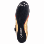 Zapatos Alpinestars Supermono V2 FIA, calzado de carreras, negro, dorado y rojo, vista inferior que muestra la suela de compuesto de goma fina con agarre texturizado, logotipo y marca Alpinestars en blanco, parte superior de cuero dorado con detalles rojos