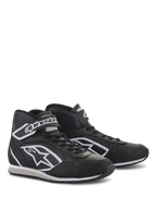Alpinestars Radar Shoes, calzado profesional para equipos de boxes, negro y blanco, construcción de cuero con zonas de perforación para ventilación, logotipo blanco de Alpinestars en el lateral y correa ajustable en el tobillo, suela de goma duradera para uso en taller