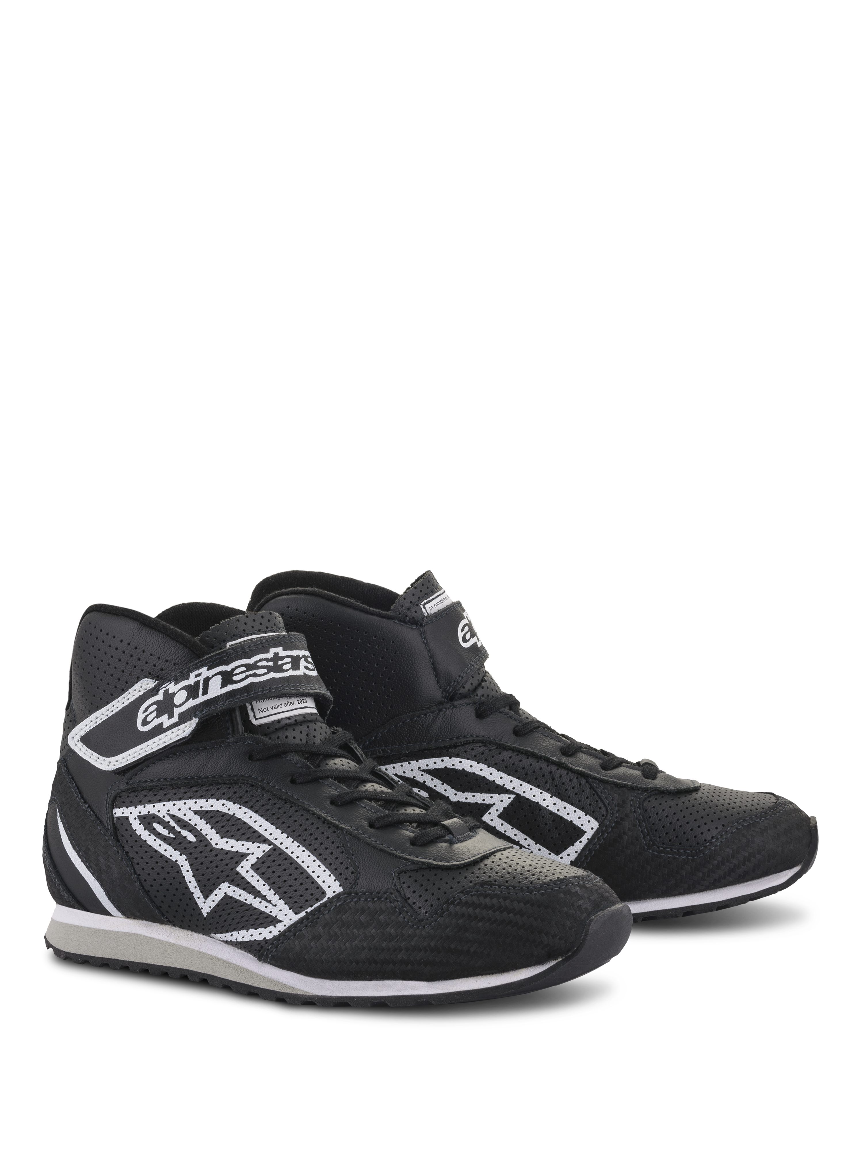 Alpinestars Radar Shoes, calzado profesional para equipos de boxes, negro y blanco, construcción de cuero con zonas de perforación para ventilación, logotipo blanco de Alpinestars en el lateral y correa ajustable en el tobillo, suela de goma duradera para uso en taller