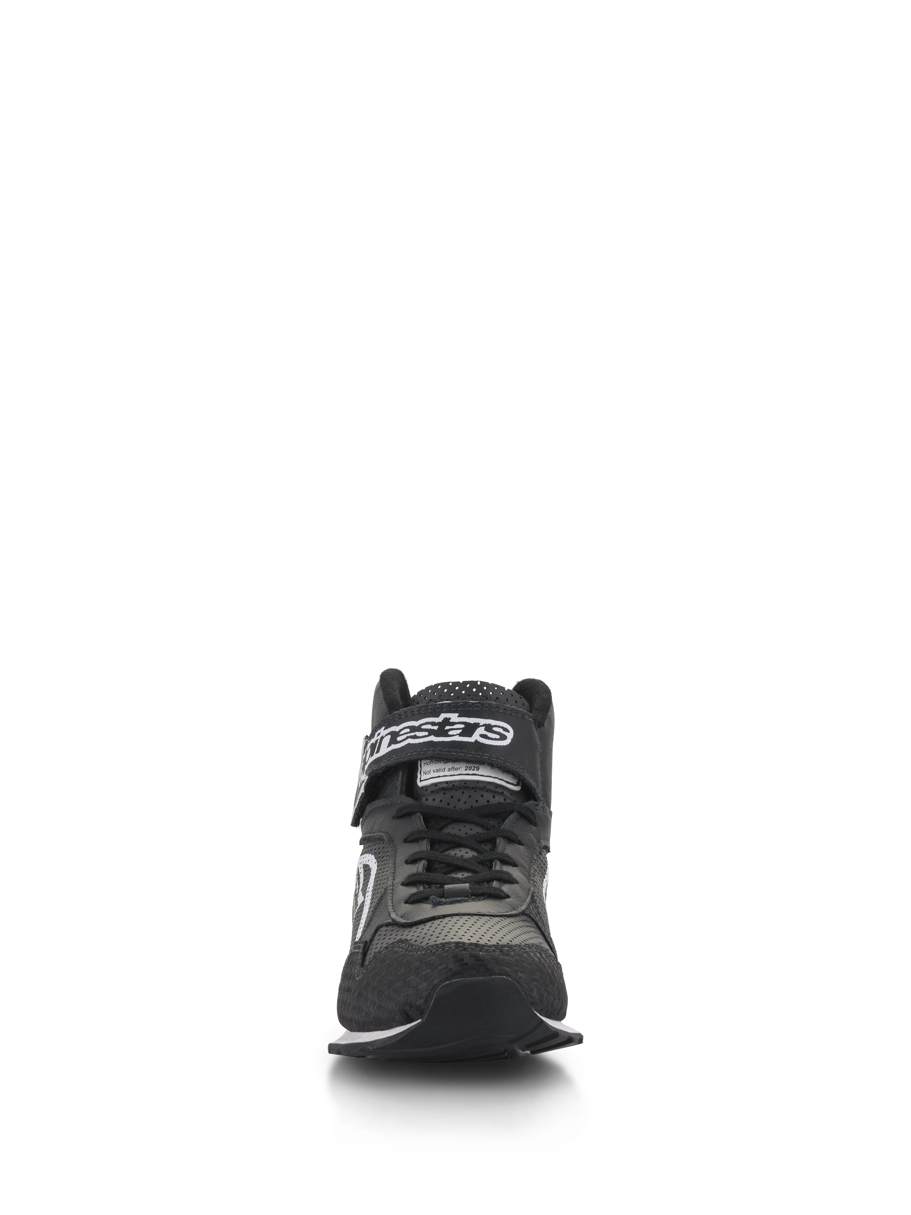 Zapatos Alpinestars Radar, calzado de automovilismo para equipos de boxes, negro y blanco, vista frontal que muestra cordones negros y una correa de tobillo de gancho y bucle con marca en blanco, parte superior de cuero perforado con puntera reforzada, calzado profesional para equipos de boxes