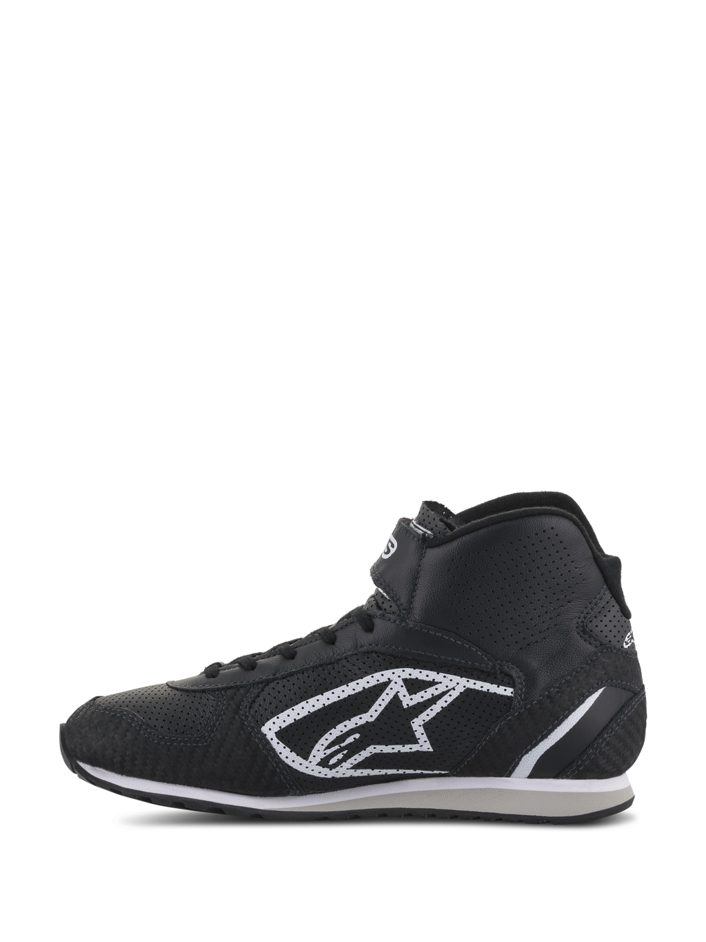 Zapatos Alpinestars Radar, calzado para equipos de boxes de automovilismo, negro y blanco, perfil de caña alta con parte superior de cuero perforado, icónico logo A-star blanco en el lateral y correa de tobillo ajustable de gancho y bucle.