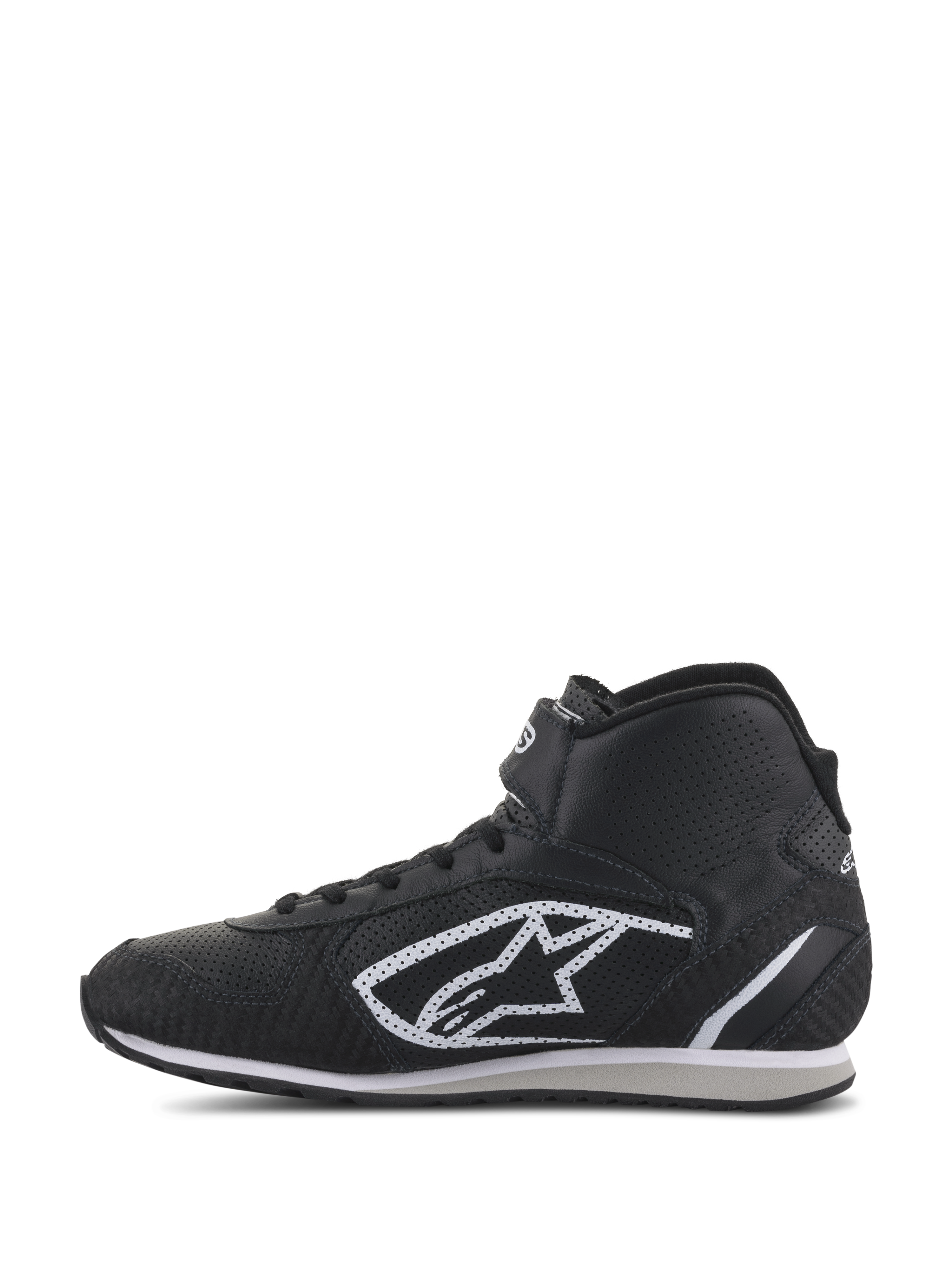 Zapatos Alpinestars Radar, calzado para equipos de boxes de automovilismo, negro y blanco, perfil de caña alta con parte superior de cuero perforado, icónico logo A-star blanco en el lateral y correa de tobillo ajustable de gancho y bucle.