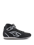 Alpinestars Radar Shoes, calzado profesional para equipos de boxes de automovilismo, negro y blanco, parte superior de cuero perforado con logotipo de estrella blanca, diseño de caña alta con correa de velcro y cordones, estilo duradero inspirado en el motor