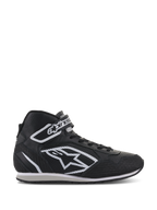 Alpinestars Radar Shoes, calzado profesional para equipos de boxes de automovilismo, negro y blanco, parte superior de cuero perforado con logotipo de estrella blanca, diseño de caña alta con correa de velcro y cordones, estilo duradero inspirado en el motor