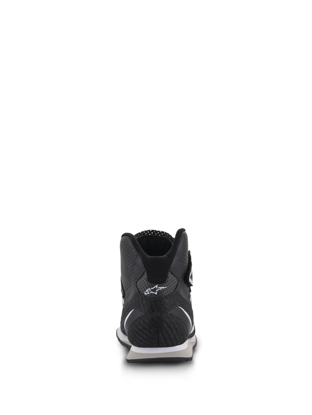 Zapatos Alpinestars Radar, calzado para equipos de boxes de automovilismo, negro y blanco, vista trasera que destaca el talón de cuero de carbono reforzado con el logotipo blanco de Astars, paneles de cuero perforados y cuello ergonómico de corte bajo