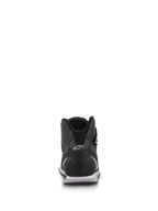 Zapatos Alpinestars Radar, calzado para equipos de boxes de automovilismo, negro y blanco, vista trasera que destaca el talón de cuero de carbono reforzado con el logotipo blanco de Astars, paneles de cuero perforados y cuello ergonómico de corte bajo