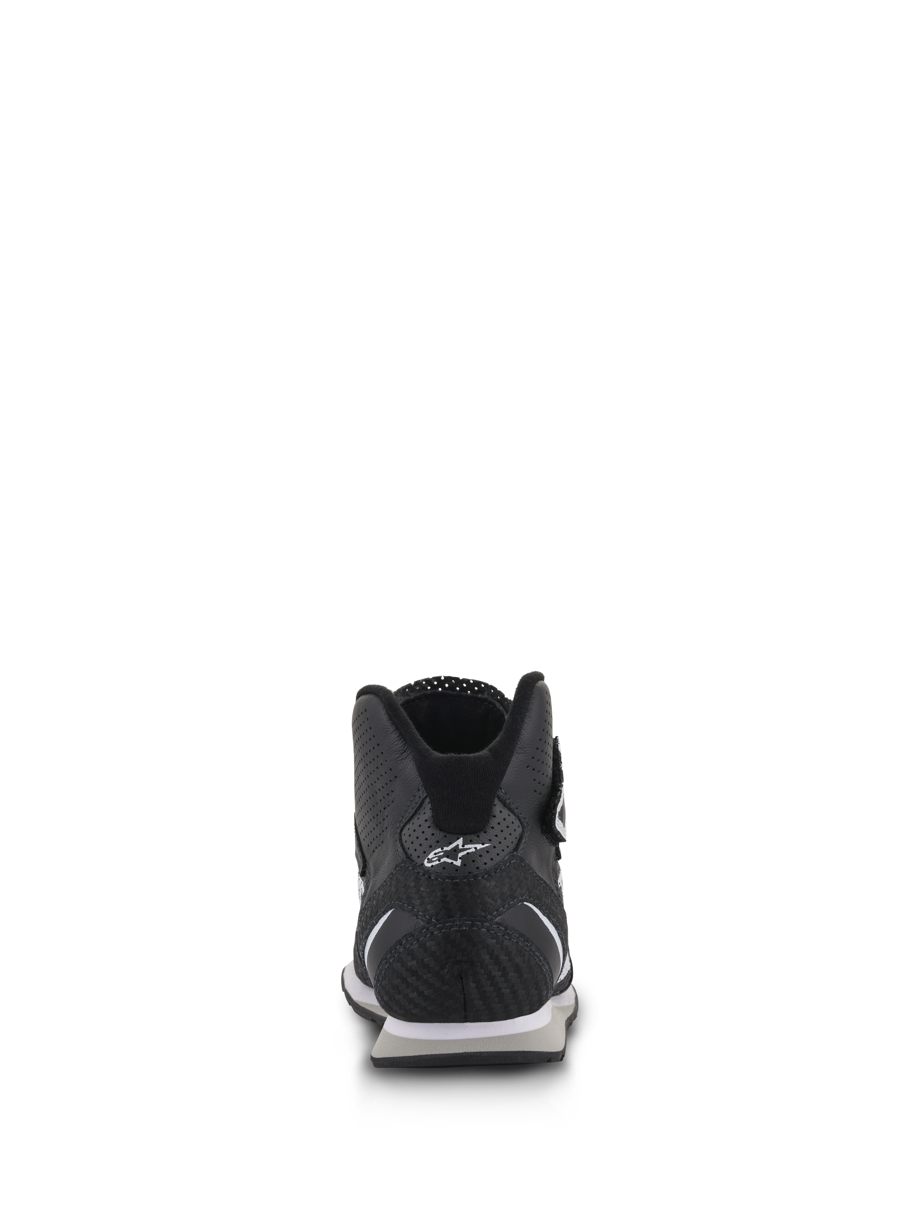 Zapatos Alpinestars Radar, calzado para equipos de boxes de automovilismo, negro y blanco, vista trasera que destaca el talón de cuero de carbono reforzado con el logotipo blanco de Astars, paneles de cuero perforados y cuello ergonómico de corte bajo