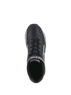 Zapatos Alpinestars Radar, calzado para equipos de boxes de automovilismo, negros y blancos, vista superior que destaca la parte superior de cuero perforado, sistema de cierre doble con cordones y correa de gancho y bucle, logotipo blanco de Alpinestars, diseño duradero para paradas en boxes profesionales