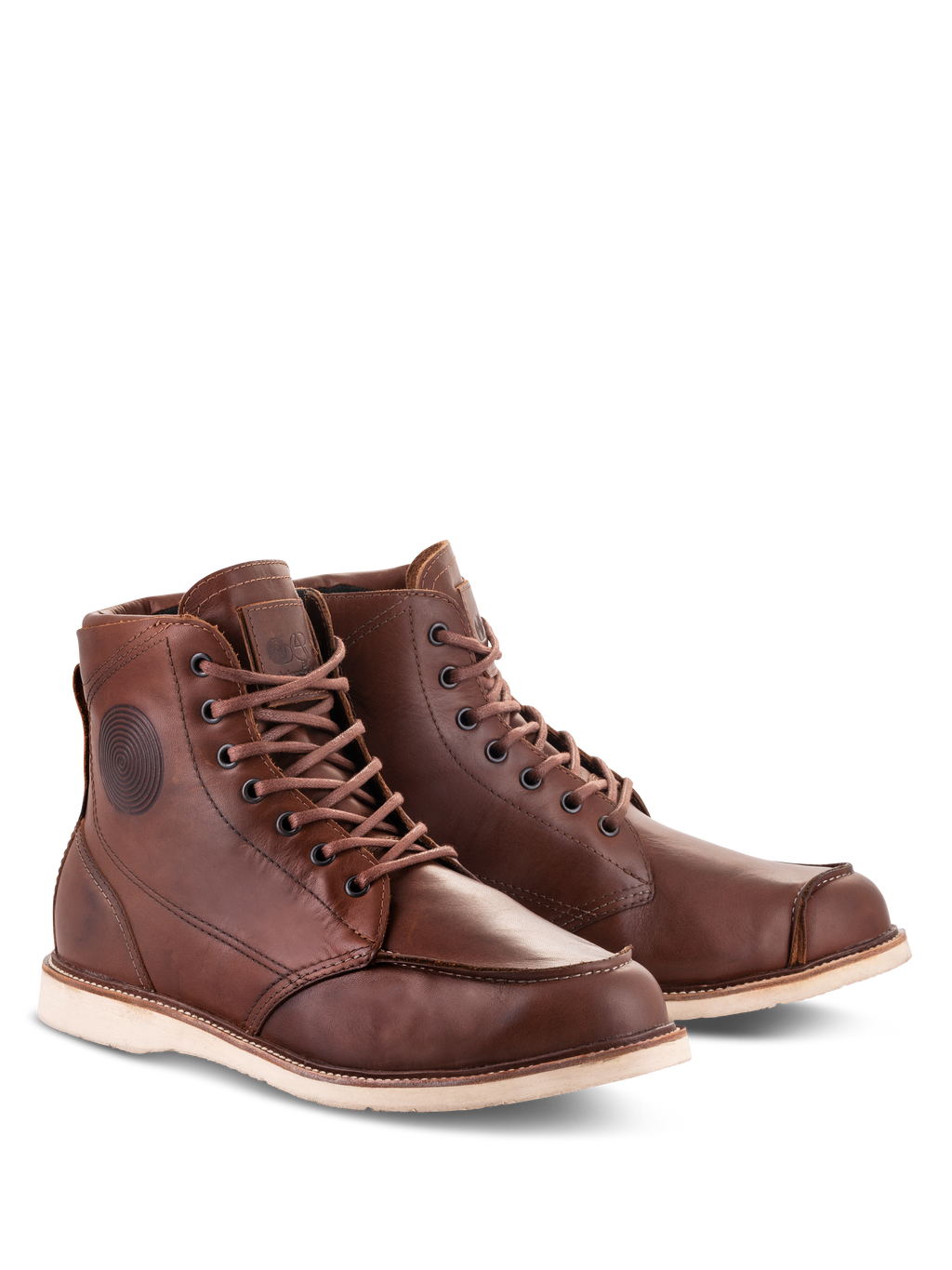 Zapatos Alpinestars Oscar Monty V2, botas de moto de cuero marrón, diseño de puntera moc de inspiración clásica con suela de cuña color blanco roto, construcción duradera en cuero de vaca para conducción urbana y en carretera