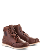 Zapatos Alpinestars Oscar Monty V2, botas de moto de cuero marrón, diseño de puntera moc de inspiración clásica con suela de cuña color blanco roto, construcción duradera en cuero de vaca para conducción urbana y en carretera