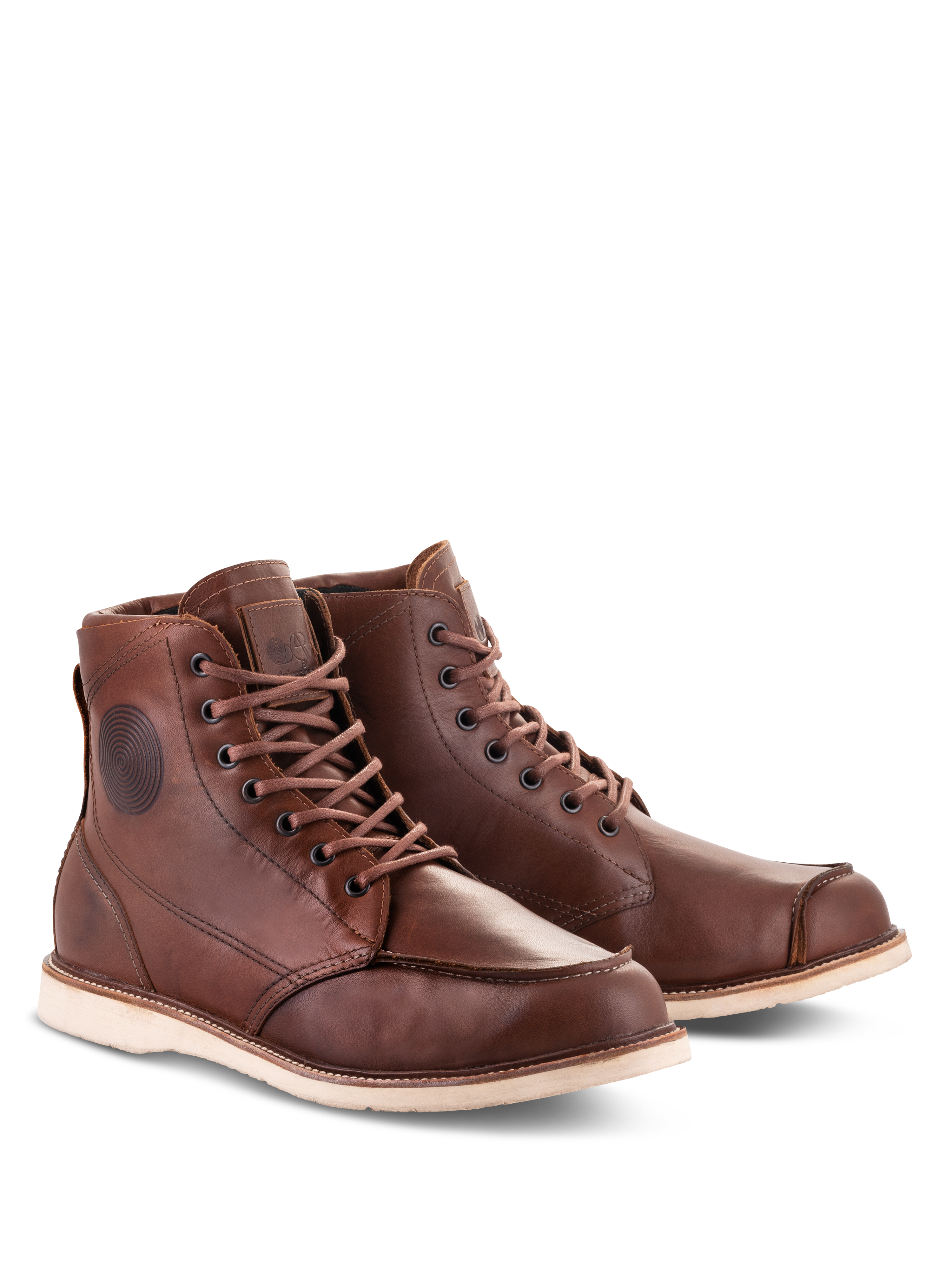 Zapatos Alpinestars Oscar Monty V2, botas de moto de cuero marrón, diseño de puntera moc de inspiración clásica con suela de cuña color blanco roto, construcción duradera en cuero de vaca para conducción urbana y en carretera