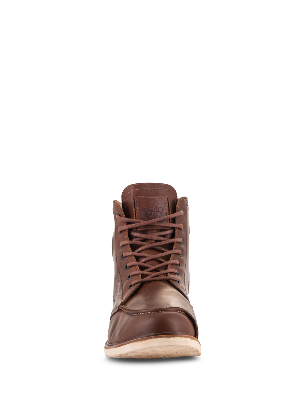 Zapatos Alpinestars Oscar Monty V2, Marrón, calzado para montar en moto, vista frontal que muestra la construcción de cuero de grano completo, diseño de puntera moc, cierre de cordones y suela de cuña de color blanco roto, calzado urbano de inspiración clásica