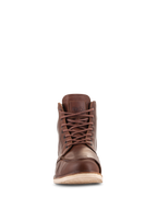 Zapatos Alpinestars Oscar Monty V2, Marrón, calzado para montar en moto, vista frontal que muestra la construcción de cuero de grano completo, diseño de puntera moc, cierre de cordones y suela de cuña de color blanco roto, calzado urbano de inspiración clásica