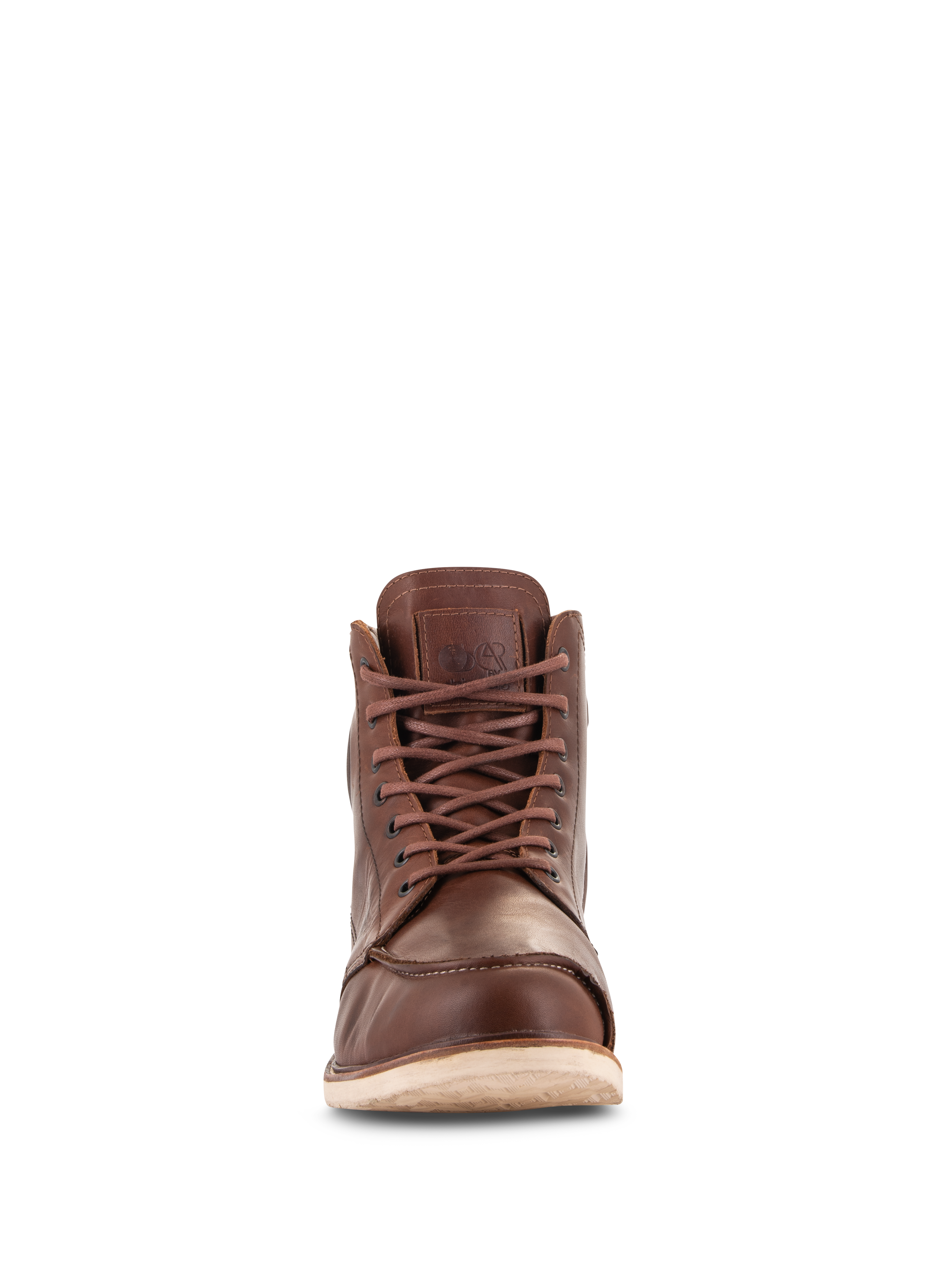 Zapatos Alpinestars Oscar Monty V2, Marrón, calzado para montar en moto, vista frontal que muestra la construcción de cuero de grano completo, diseño de puntera moc, cierre de cordones y suela de cuña de color blanco roto, calzado urbano de inspiración clásica
