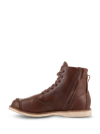 Alpinestars Oscar Monty V2 Shoes, zapatos de cuero marrón para moto, vista lateral medial con cremallera lateral y cordones, diseño de punta moc con suela de cuña de color claro, calzado protector de inspiración clásica